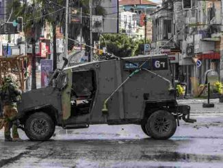 3 Sandra Melambaikan Bendera Putih