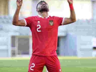 2 peperangan percobaan coba melawan Libya membuktikan kelemahan timnas sepak bola Indonesia. Skuad” Garuda” cuma mempunyai durasi pendek buat berbenah menghadap berkelahi di Piala Asia. Instruktur Indonesia Shin Tae- yong mencadangkan satu perlombaan percobaan coba buat memastikan lapisan pemeran harapan sekalian membenahi kelemahan timnya menghadap Piala Asia Qatar 2023. Pada peperangan demonstrasi kedua anti Libya, Jumat( 5 atau 1 atau 2024), di Stadion Lingkungan Berolahraga Mardan, Antalya, Turki, kerangka aturan inti serta desain game regu” Garuda” mulai nampak. Berlainan dengan peperangan awal yang selesai takluk 0- 4, Shin merendahkan siasat yang biasa dipakai regu Indonesia, ialah 3- 4- 3, kemarin. Pada desain bertahan, siasat itu beralih bentuk jadi 5- 3- 2. Walaupun balik takluk, kali ini dengan angka 1- 2, Indonesia dapat mengecap suatu berhasil dari Yakob Sayuri pada menit keenam, kemarin. Perihal itu membuktikan performa Indonesia mengarah pulih. Tetapi, Shin sedang hendak lalu memantau skuadnya. Perihal itu ditunjukkannya dengan senantiasa bawa 28 pemeran ke Qatar buat mengalami Iran, owner 3 beker Piala Asia, di Doha, Qatar, Selasa( 9 atau 1 atau 2024). Peperangan itu jadi perencanaan pamungkas Indonesia saat sebelum tampak di Piala Asia 2023. Tidak hanya 26 pemeran yang tertera di Konfederasi Sepak Bola Asia( AFC), Shin senantiasa melibatkan 2 gelandang yang sudah dicoret, Adam Alis( Borneo FC) serta Arkhan Fikri( Arema FC). ” Aku senantiasa bawa 28 pemeran ke Qatar. Cocok regulasi, lapisan skuad dapat diganti 6 jam saat sebelum perlombaan( awal diawali). Jadi, kejelasan akhir hendak didetetapkan pada bertepatan pada 10 Januari sehabis kita menilai hasil peperangan melawan Iran,” cakap Shin dalam penjelasan, Jumat. Peperangan melawan Iran merupakan pembuktian terakhir untuk skuad Garuda buat membuktikan bentuk asli permainannya saat sebelum bertempur di Piala Asia. Bila takluk lagi dengan angka jitu, profesi rumah besar hendak membayangi Shin serta anak asuhannya menjelang mengalami Irak pada peperangan kesatu eliminasi Tim D Piala Asia 2023, Senin( 15 atau 1 atau 2024). Pada peperangan kedua anti Libya, Indonesia luang menang lebih dahulu lewat sepakan Yakob, bek kapak PSM Makassar. Libya membalas lewat donasi berhasil dari Osama el- Sharimi( 9) serta Ahmed Ekrawa( 20’). Regu Garuda tidak sanggup menaikkan berhasil dampak permasalahan jeleknya peralihan mutu alihan di sepertiga akhir pertahanan rival serta penanganan akhir dan lambatnya peralihan serbuan. Ketetapan tidak masuknya Adam serta Arkhan dalam skuad Qatar 2023 lumayan berargumen mengenang Shin sudah mempunyai persediaan gelandang yang berlimpah. Tidak hanya Ivar Jenner, Marselino Ferdinan, Marc Klok, serta Ricky Kambuaya, Shin pula dapat menggunakan 2 bek, ialah Sandy Walsh serta Justin Hubner, selaku gelandang bertahan. Shin mencoba Hubner di posisi jangkar buat memenuhi trisula lini tengah bersama Jenner serta Marselino. Performa Hubner juga lumayan bagus di posisi asing menurutnya itu. Beliau jadi perusak serbuan Libya saat sebelum mendekati trio bek tengah, Jordi Amat, Rizky Ridho, serta Elkan Baggott. Tidak cuma bertahan, Hubner pula menolong Jenner dalam melindungi kemampuan bola. Sehabis menuntaskan konsentrasi bimbingan di Turki serta 2 kali percobaan Lawan versus Libya, regu Garuda hendak bertolak ke Doha, Qatar, Sabtu( 6 atau 1 atau 2024). 2 kompetitor Indonesia di Tim D, Jepang serta Vietnam, sudah datang di Doha, Jumat siang durasi setempat. Jepang telah melibas Thailand, 5- 0, 1 Januari kemudian, buat memandu kesiapan skuad saat sebelum mengejar titel pemenang Piala Asia 2023. Di Qatar, Jepang hendak menempuh suatu peperangan demonstrasi melawan Jordania, Selasa( 9 atau 1 atau 2024). Beradu itu merupakan peperangan percobaan coba” Samurai Biru” saat sebelum mengalami Vietnam di Stadion Angkatan laut(AL) Thumama, Pekan( 14 atau 1 atau 2024). Instruktur Jepang Hajime Moriyasu memperhitungkan, banyak perihal butuh ditingkatkan skuadnya bila mau mencapai beker Asia buat kali kelima. Jepang terakhir kali jadi juara pada Piala Asia Qatar 2011. Pada versi 2015, mereka gugur di sesi 8 besar, kemudian rebah di akhir dari Qatar pada versi Uni Emirat Arab 2019. Melawan tim- tim terbaik di Asia, kita pula butuh tingkatkan keahlian bertahan,” ucap Tomiyasu dikutip halaman Federasi Sepak Bola Jepang( JFA). Seragam Jepang, Vietnam pula hendak menempuh perlombaan percobaan coba melawan Kirgistan di Doha, Selasa kelak. Itu merupakan salah satunya peperangan demonstrasi yang disiapkan Philippe Troussier, instruktur Vietnam asal Perancis, menghadap mengalami 3 peperangan eliminasi tim Piala Asia 2023. Hendak namun, aku percaya dengan game beramai- ramai, kita dapat menanggulangi suasana susah di tiap perlombaan. Pemeran butuh berupaya keras serta yakin diri,” tutur Trossier di halaman Aliansi Sepak Bola Vietnam( VFF). Ada pula Irak terkini hendak datang di Qatar pada Rabu( 10 atau 1 atau 2024). Regu” Raja hutan Mesopotamia” tengah menempuh konsentrasi bimbingan di Uni Emirat Arab. Mereka hendak menempuh peperangan demonstrasi melawan Korea Selatan pada Sabtu( 6 atau 1 atau 2024) ini. Itu wajib aku benahi serta aku wajib berjuang lebih keras,” cakap Hubner mengenai blundernya yang diciptakannya, seusai peperangan. Terpaut penampilan Hubner, pemeran awal Indonesia yang tertera di Aliansi Pokok Inggris, Shin mengatakan,” Justin( Hubner) telah menempuh bimbingan pendek serta beliau ucapan dapat main sepanjang 45 menit. Aku kasih peluang buat lihat keadaannya. Walaupun melaksanakan kekeliruan, aku memperhitungkan beliau melaksanakan kewajiban dengan bagus.” Lebih lanjut Hubner membenarkan dirinya sedang menyesuaikan diri dengan sistem game serta aturan di timnas Indonesia. Untuk tingkatkan penampilan regu, Hubner berambisi seluruh pemeran lekas tingkatkan penampilan beramai- ramai. Kala Hubner hadapi debut kurang baik di timnas Indonesia, Amat tidak tertinggal menaikkan berpenyakitan Indonesia. Beliau pula melaksanakan kekeliruan alihan yang membuat Al- Qijdar mengecap berhasil bagus dari titik tengah alun- alun. Performa kurang baik Amat itu mengembalikan ingatan kala Indonesia terbuat tidak berakal oleh Irak di peperangan pembuka Kualifikasi Piala Bumi 2026, November kemudian. Sementara itu, pengalaman serta sepak terjang Amat diperlukan buat memperkokoh pertahanan Indonesia. Terlebih beradu anti Libya merupakan peperangan ke- 11 Amat menggunakan sebentuk ikon Garuda di dada. Beliau memanglah belum membaik 100 persen( dari luka pundak), namun aku percaya kala Piala Asia diawali, ( luka) itu telah bukan permasalahan untuknya,” tutur Shin. Dengan cara keseluruhan, Shin merendahkan 5 pemeran generasi pada perlombaan demonstrasi awal melawan Libya, regu asal Afrika. Tidak hanya Amat serta Hubner, Shin memainkan Ivar Jenner di sesi kedua. Marc Klok serta Rafael Struick merupakan wajah pemeran di luar didikan sepak bola lokal Indonesia yang tampak di sesi awal. Pada 45 menit dini, Libya mengecap satu berhasil lewat sepakan Ekrawa kala peperangan terkini berjalan 25 menit. Ketiga pemeran itu juga kandas tampak muncul. Klok, yang mengawali peperangan selaku kapten, kandas menghidupkan game Indonesia dari lini tengah. Sedemikian itu juga Struick tidak sanggup menciptakan satu tembakan buat mengecam gawang Libya, yang berjuluk” Ksatria Mediterania”. Di sesi kedua, Jenner kandas mengulangi performa briliannya pada Kualifikasi Piala Asia U- 23, September kemudian. Bertandem dengan Marselino Ferdinan, Jenner tidak banyak memperkenalkan alihan liberal buat membuka ruang di sepertiga akhir pertahanan Libya. Cuma 2 tembakan yang diperoleh Indonesia di sesi kedua, tercantum sepakan Adam Alis yang membentur pilar gawang pada menit ke- 50. Jumlah tembakan itu menurun dari 4 kesempatan yang terwujud pada sesi awal.